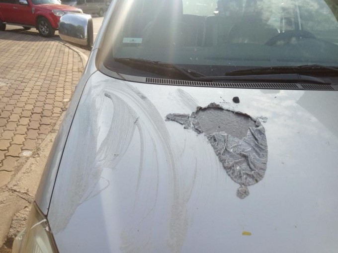 Phần nắp capô của chiếc Toyota Innova bị thủng một mảng lớn