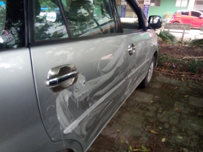 Chiếc Toyota Innova bị bôi bẩn lên sườn xe