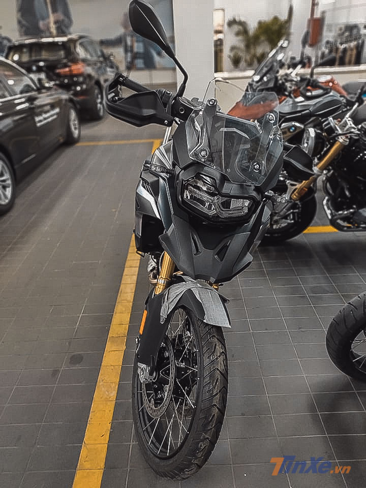 F850GS 2019 có ngoại hình thay đổi hoàn toàn so với phiên bản cũ BMW F800GS. Tổng thể xe có kích thước lớn hơn so với phiên bản cũ khiến chiếc xe trông bề thế hơn và ra dáng Adventure hơn so với phiên bản cũ. F850GS 2019 có ngoại hình thay đổi hoàn toàn so với phiên bản cũ BMW F800GS. Tổng thể xe có kích thước lớn hơn so với phiên bản cũ khiến chiếc xe trông bề thế hơn và ra dáng Adventure hơn so với phiên bản cũ.