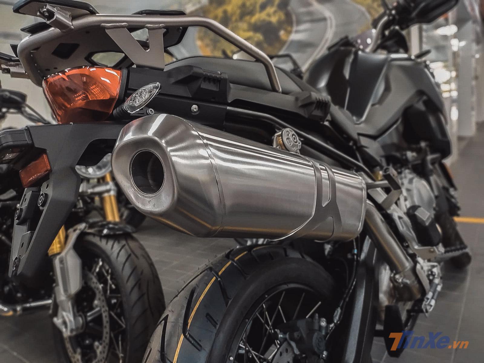 Hệ thống đèn của F850GS 2019 được nâng cấp hoàn toàn với công nghệ đèn LED tăng độ sáng cùng thẩm mỹ của xe. Khác với lốp nguyên bản được bán ra ở thị trường Châu Á, phiên bản này được trang bị lốp tròn kích thước 17 sau và 21 trước chứ không phải lốp gai Metzeler. Hệ thống đèn của F850GS 2019 được nâng cấp hoàn toàn với công nghệ đèn LED tăng độ sáng cùng thẩm mỹ của xe. Khác với lốp nguyên bản được bán ra ở thị trường Châu Á, phiên bản này được trang bị lốp tròn kích thước 17 sau và 21 trước chứ không phải lốp gai Metzeler.