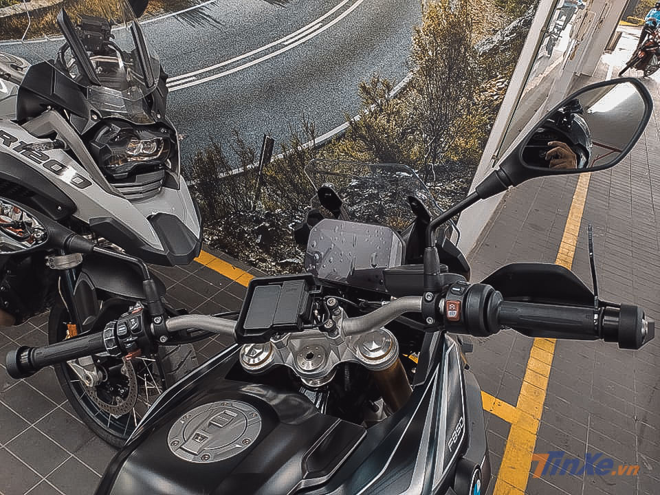 Phiên bản được đưa về Việt Nam lần này được nhập châu Âu khi sở hữu màn hình TFT kích thước lớn 6,5 inch tích hợp kết nối Bluetooth. Khác với phiên bản châu Á, đồng hồ sẽ được thay đổi bằng đồng hồ cũ dạng Analog kết hợp màn hình điện tử đơn giản. Phiên bản được đưa về Việt Nam lần này được nhập châu Âu khi sở hữu màn hình TFT kích thước lớn 6,5 inch tích hợp kết nối Bluetooth. Khác với phiên bản châu Á, đồng hồ sẽ được thay đổi bằng đồng hồ cũ dạng Analog kết hợp màn hình điện tử đơn giản.