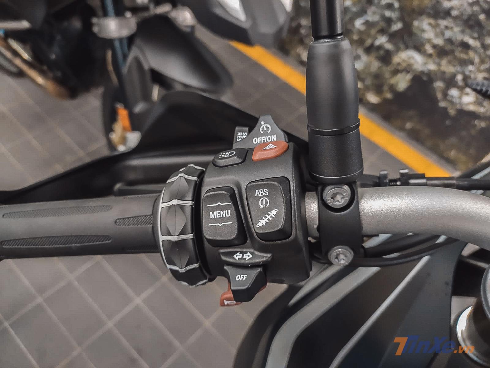 Trên chiếc xe mới, hàng loạt công nghệ hiện đại làm tăng độ an toàn và thoải mái cho chiếc xe như: Hệ thống chống bó cứng phanh ABS, hệ thống treo điện tử Dynamic ESA, hệ thống kiểm soát lực kéo Dynamic DTC, hệ thống cân bằng tự động ASC và hệ thống khóa thông minh. Trên chiếc xe mới, hàng loạt công nghệ hiện đại làm tăng độ an toàn và thoải mái cho chiếc xe như: Hệ thống chống bó cứng phanh ABS, hệ thống treo điện tử Dynamic ESA, hệ thống kiểm soát lực kéo Dynamic DTC, hệ thống cân bằng tự động ASC và hệ thống khóa thông minh.