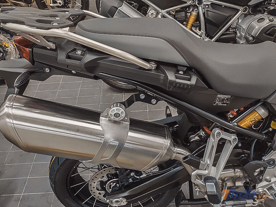 Vẫn sở hữu yên liền, baga sau và pô vắt cao như trước, mẫu xe này mang khối động cơ 2 xilanh, dung tích 853cc. Động cơ cho công suất tối đa 95 mã lực tại vòng tua máy 8,250 vòng/phút và mô-men xoắn cực đại đạt 92 Nm tại 6,250 vòng/phút. Động cơ được giải nhiệt bằng dung dịch, hộp số 6 cấp. Vẫn sở hữu yên liền, baga sau và pô vắt cao như trước, mẫu xe này mang khối động cơ 2 xilanh, dung tích 853cc. Động cơ cho công suất tối đa 95 mã lực tại vòng tua máy 8,250 vòng/phút và mô-men xoắn cực đại đạt 92 Nm tại 6,250 vòng/phút. Động cơ được giải nhiệt bằng dung dịch, hộp số 6 cấp.