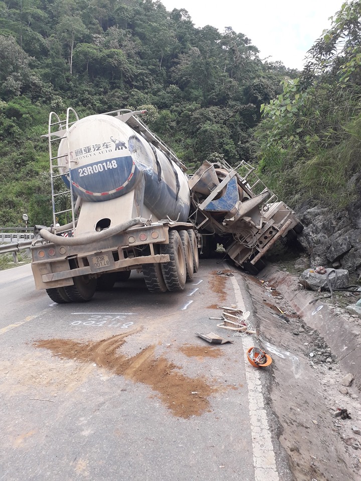 Vụ tai nạn khiến tài xế xe trộn bê tông tử vong tại chỗ Vụ tai nạn khiến tài xế xe trộn bê tông tử vong tại chỗ