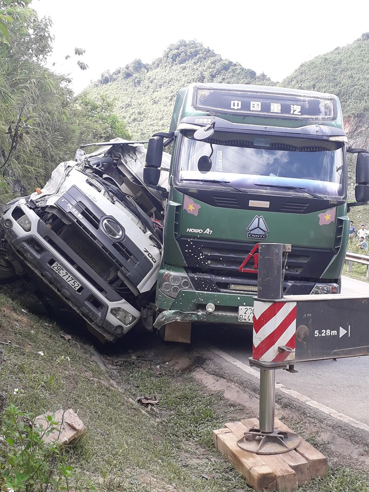 Hiện trường vụ tai nạn giữa xe trộn bê tông và xe bồn trên đèo Pha Đin Hiện trường vụ tai nạn giữa xe trộn bê tông và xe bồn trên đèo Pha Đin