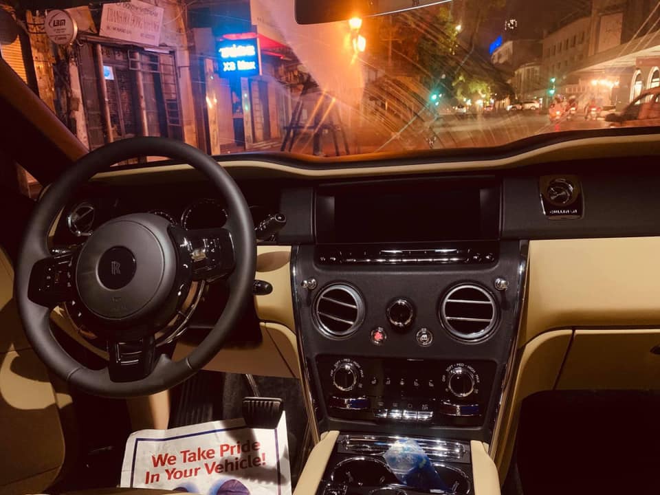 Đây là nội thất của SUV siêu sang Rolls-Royce Cullinan đầu tiên ra biển trắng tại Việt Nam Đây là nội thất của SUV siêu sang Rolls-Royce Cullinan đầu tiên ra biển trắng tại Việt Nam