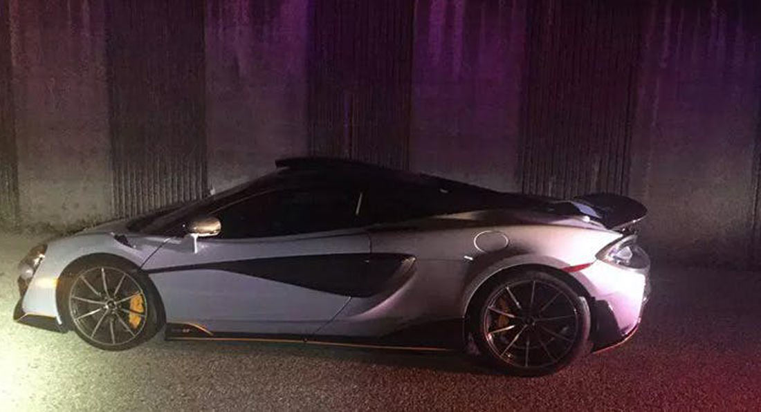 Chiếc siêu xe McLaren 600LT này thuộc phiên bản MSO với điểm nhấn là hốc hút gió phía trên mui xe do bộ phận cá nhân hoá MSO tạo ra Chiếc siêu xe McLaren 600LT này thuộc phiên bản MSO với điểm nhấn là hốc hút gió phía trên mui xe do bộ phận cá nhân hoá MSO tạo ra