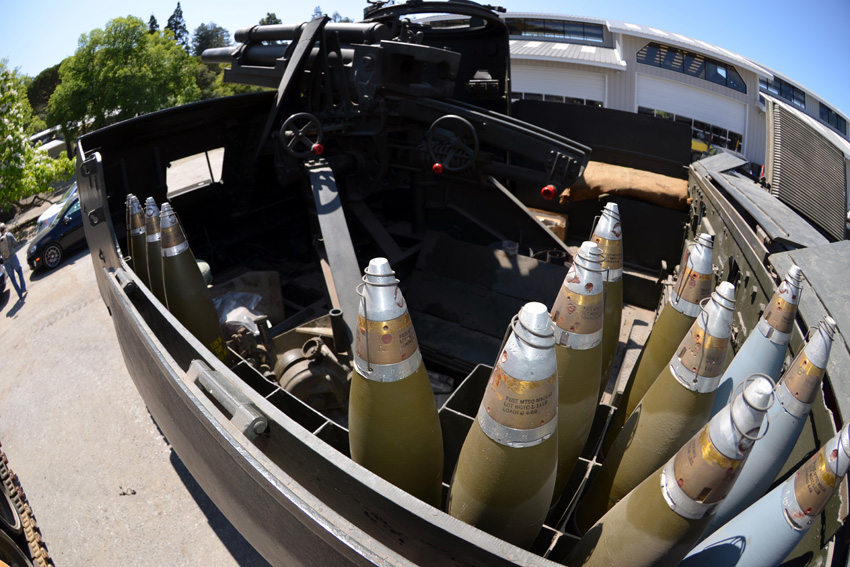 Các loại pháo, xe quân sự với nhiều mục đích khác nhau đều được Littlefield sưu tập và phục chế