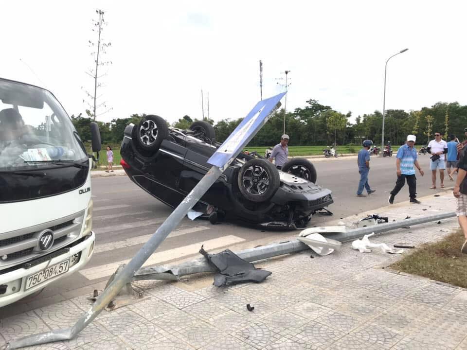 Cột đèn và biển báo giao thông bị chiếc Honda CR-V húc đổ Cột đèn và biển báo giao thông bị chiếc Honda CR-V húc đổ