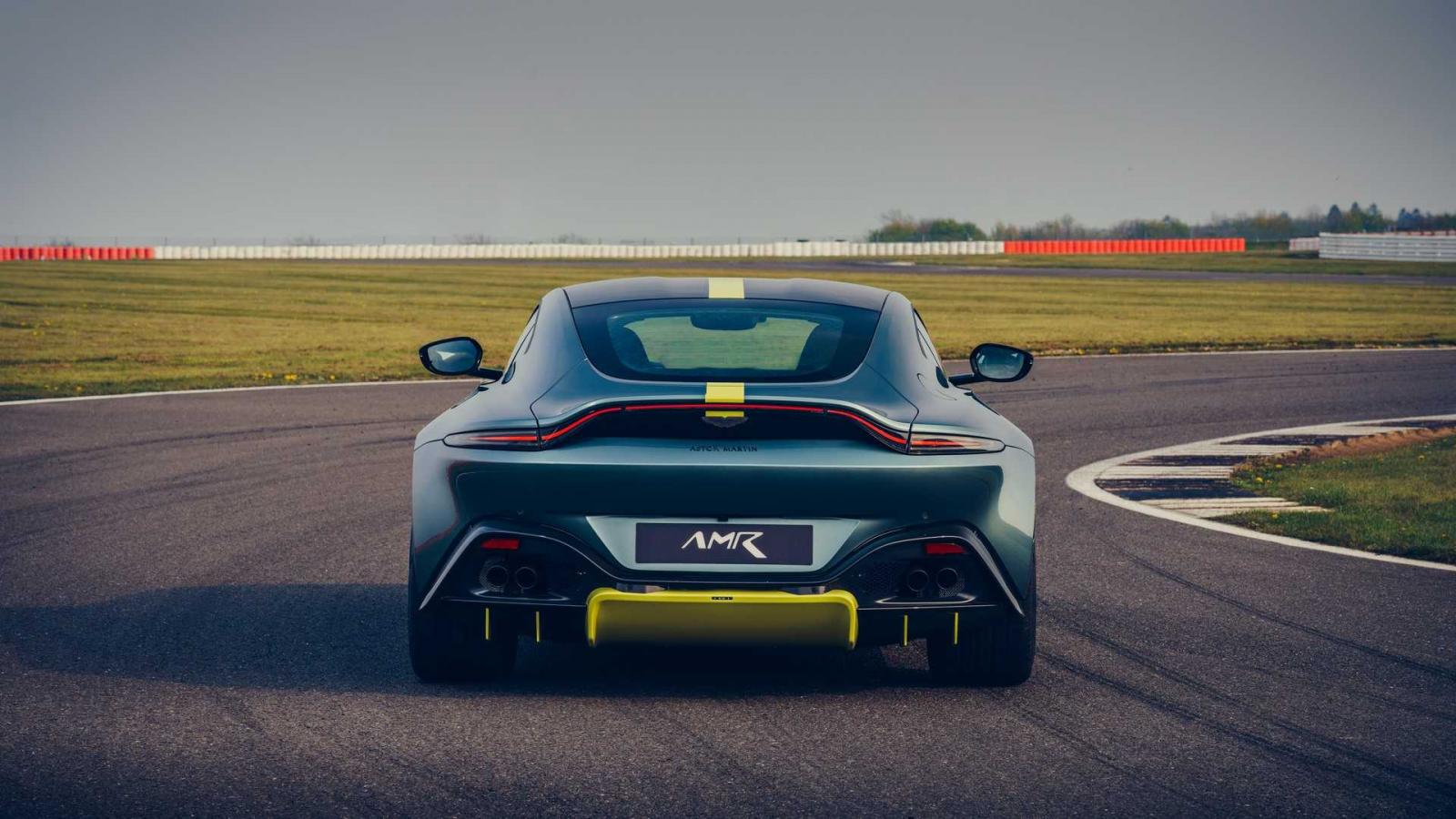 Aston Martin Vantage AMR 2019 có trọng lượng giảm cân 95 kg so với Aston Martin V8 Vantage 