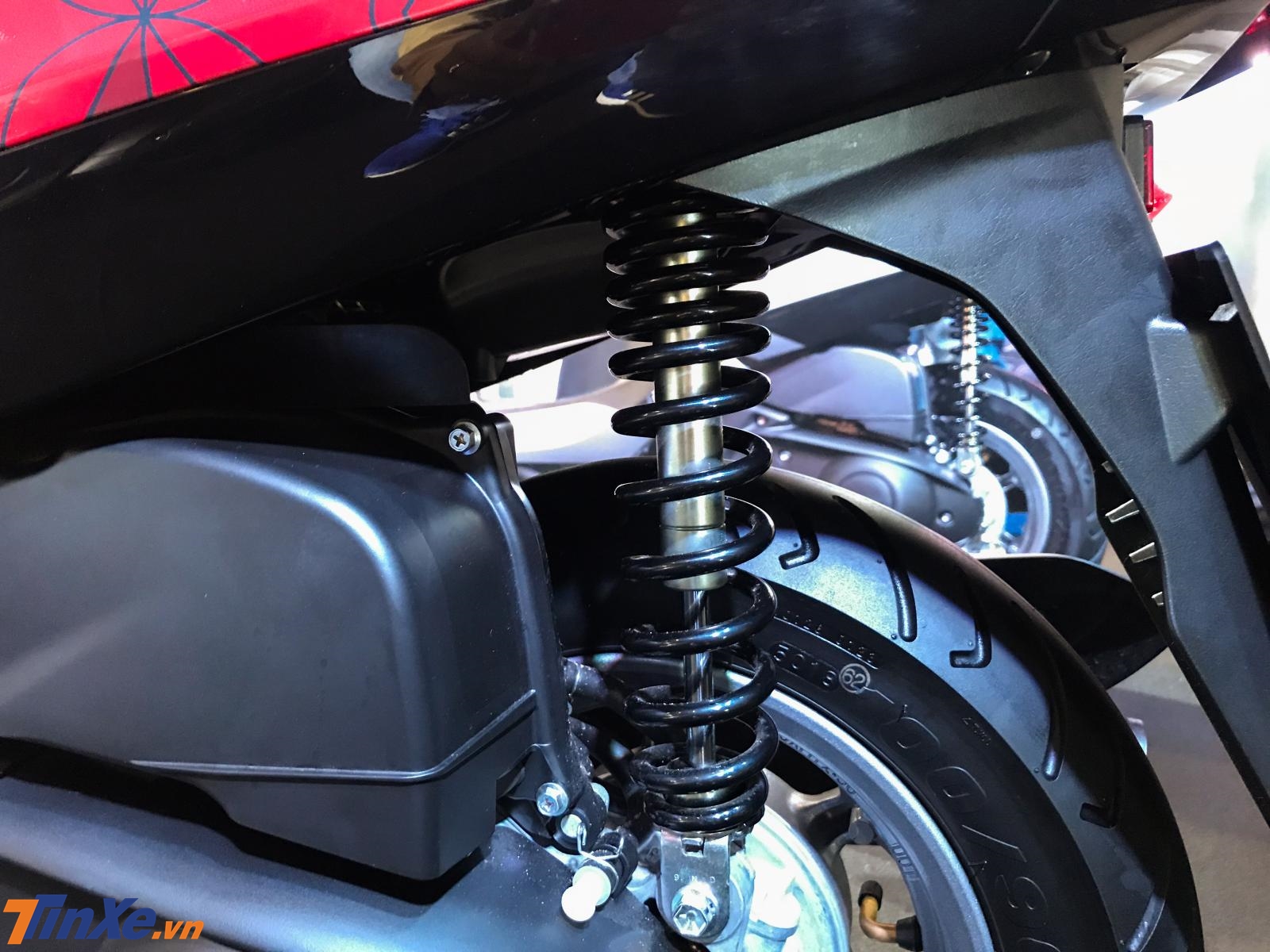 Hệ thống treo trên Yamaha Latte chính là giảm xóc trước dạng phuộc nhún và phía sau là giảm chấn dầu và lò xo Hệ thống treo trên Yamaha Latte chính là giảm xóc trước dạng phuộc nhún và phía sau là giảm chấn dầu và lò xo