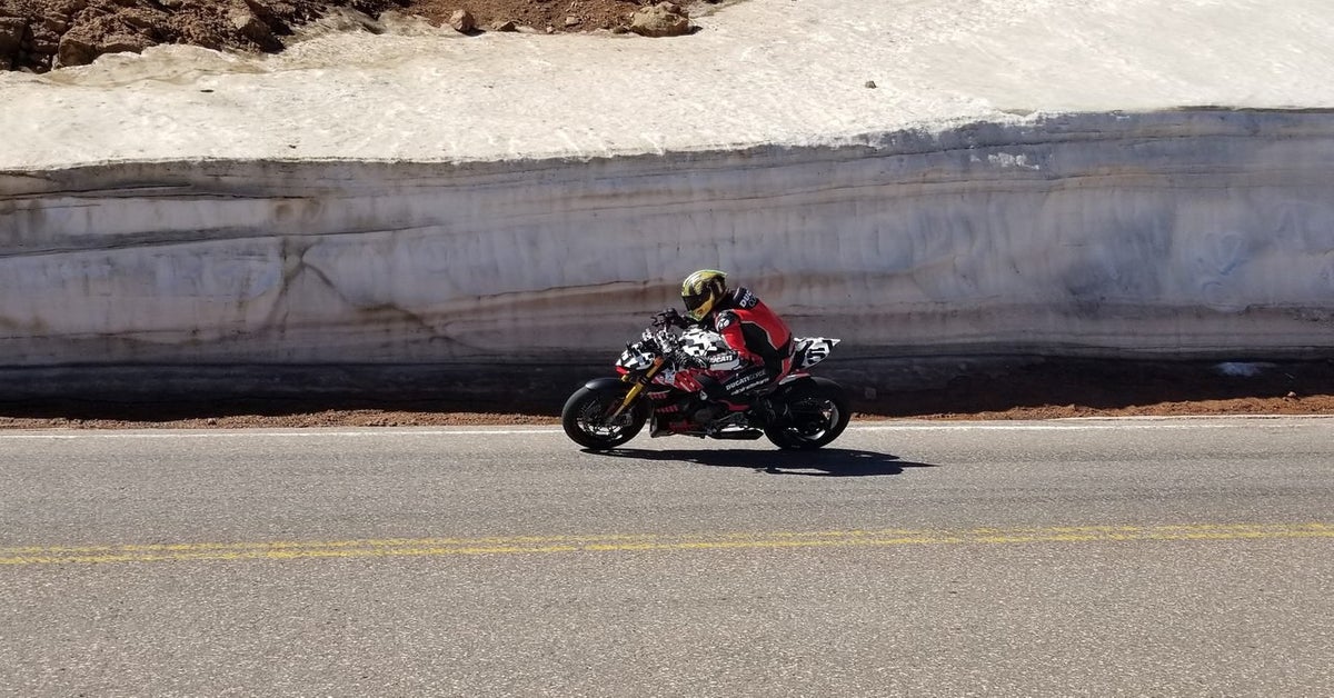 Carlin Dunne trên chiếc Ducati Streetfighter V4 Carlin Dunne trên chiếc Ducati Streetfighter V4