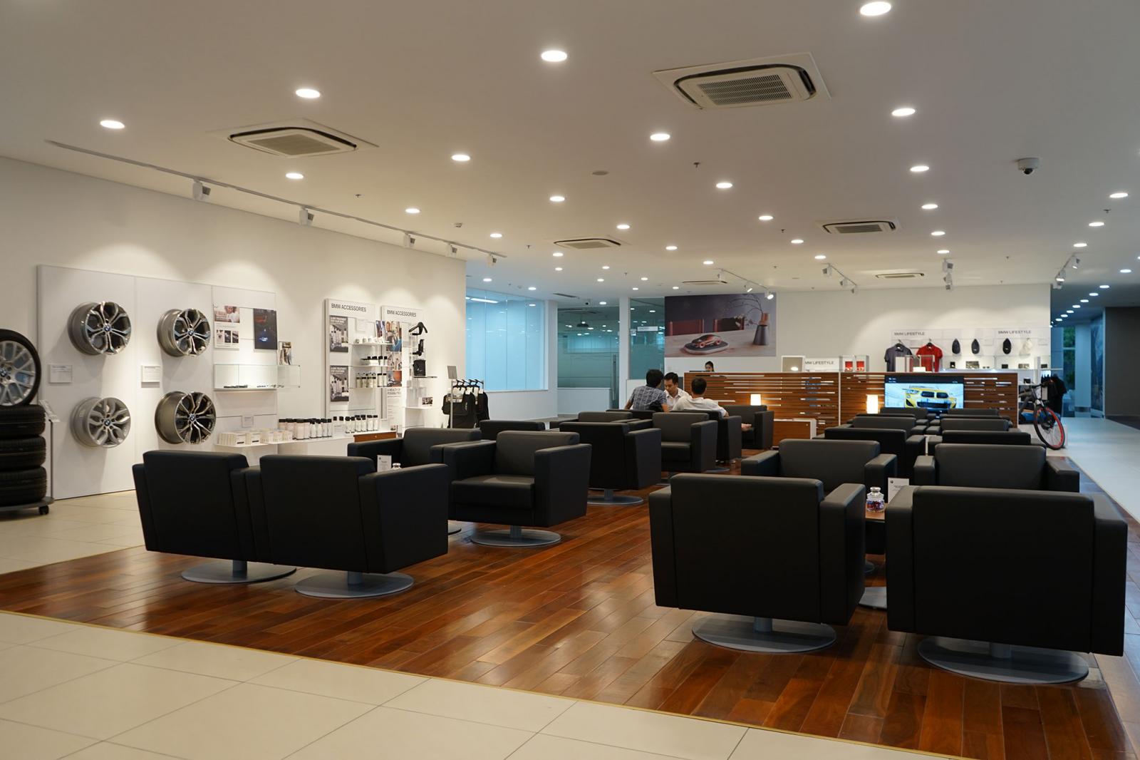 Khu vực phòng chờ của xưởng dịch vụ được trang trí cao cấp và tiện nghi