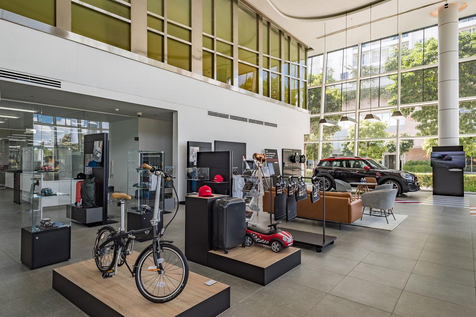 Khu vực trưng bày phụ kiện xe và phụ kiện thời trang của BMW