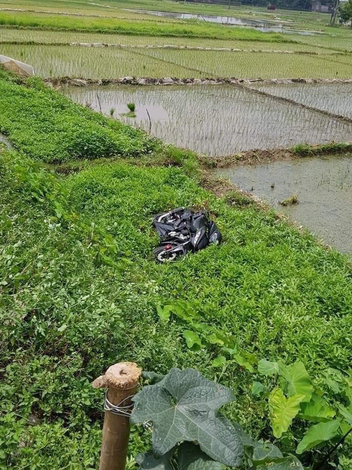 Chiếc xe Honda Winner 150 văng xa xuống ruộng và hư hỏng nặng