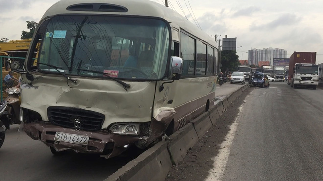 Chiếc ô tô khách nằm trên làn đường dành cho xe máy Chiếc ô tô khách nằm trên làn đường dành cho xe máy