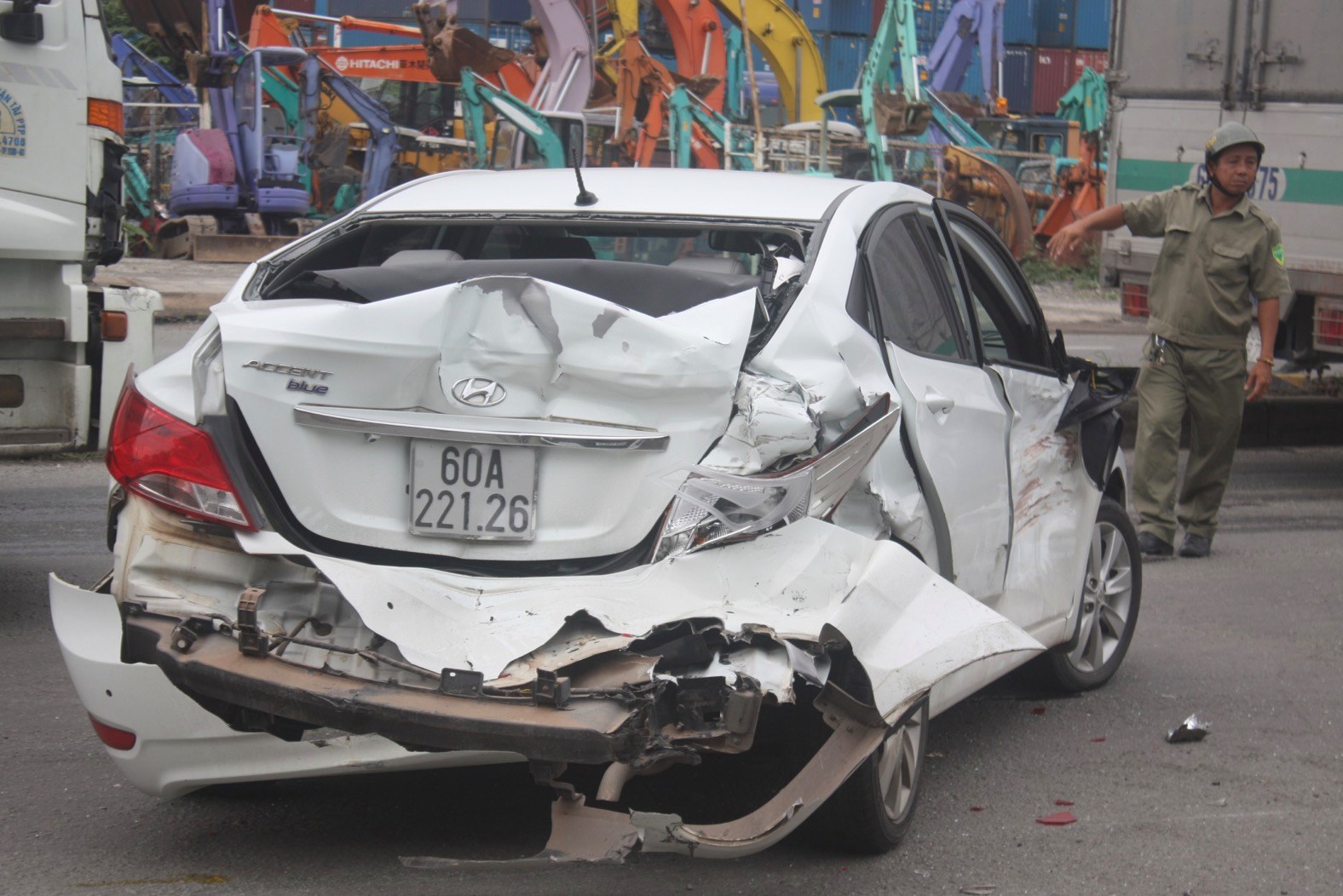 Chiếc Hyundai Accent bị biến dạng phần đuôi xe Chiếc Hyundai Accent bị biến dạng phần đuôi xe