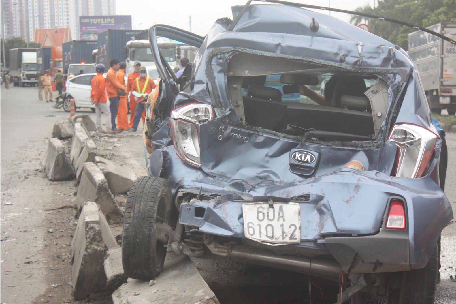 Chiếc Kia Morning cũng bị bẹp dúm đuôi xe Chiếc Kia Morning cũng bị bẹp dúm đuôi xe