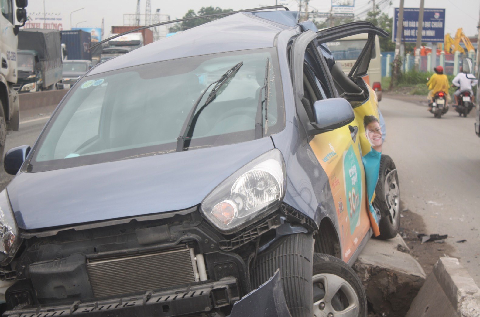 Chiếc Kia Morning còn bị vỡ nát đầu xe Chiếc Kia Morning còn bị vỡ nát đầu xe