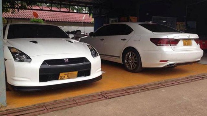 Nhiều xe &ocirc; t&ocirc; hạng sang đang bị c&ocirc;ng an tạm giữ