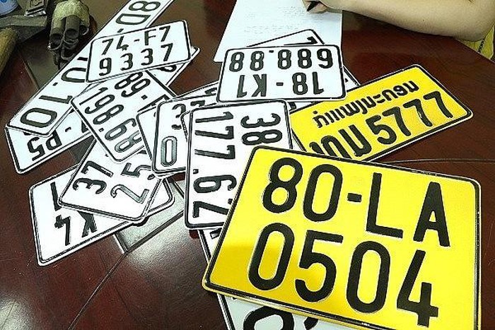 C&aacute;c đối tượng l&agrave;m giả giấy tờ xe c&ugrave;ng biển kiểm so&aacute;t giả nhằm hợp thức h&oacute;a &ocirc; t&ocirc; nhập lậu, kh&ocirc;ng r&otilde; nguồn gốc từ L&agrave;o