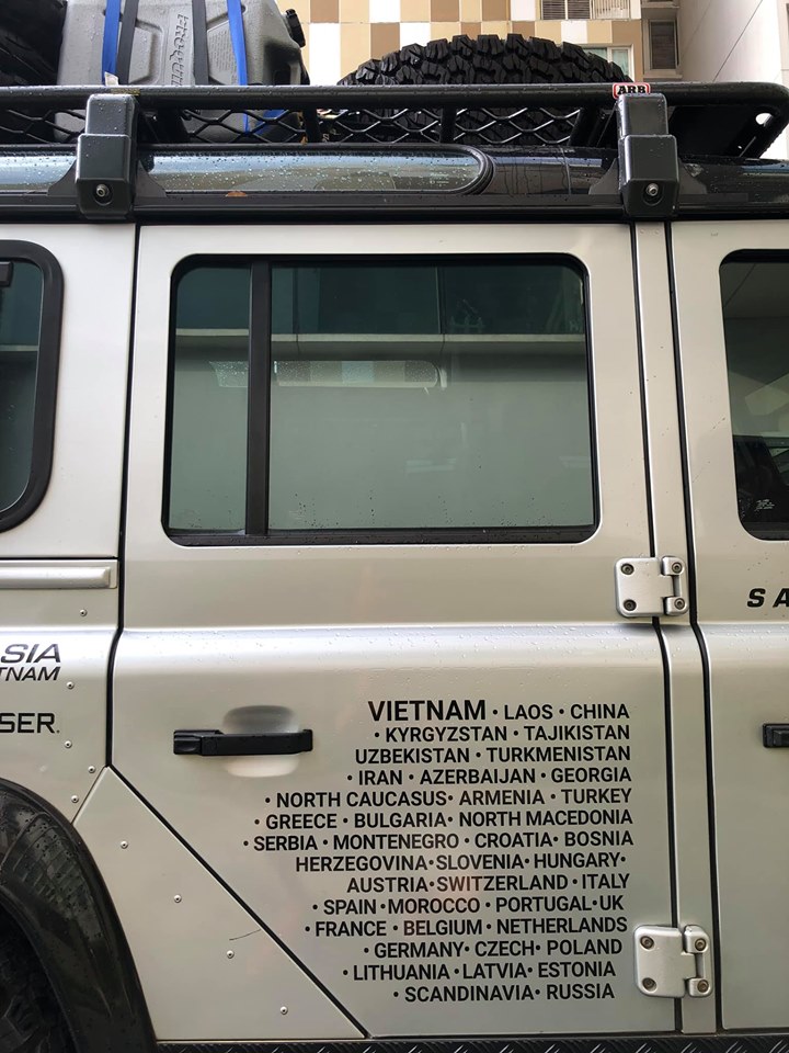 Lộ trình đã được định sẵn, in trên cửa của chiếc Land Rover đi theo đoàn