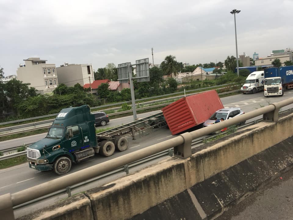 Theo một số thông tin, nguyên nhân thùng Container rơi ra đường là do bật chốt