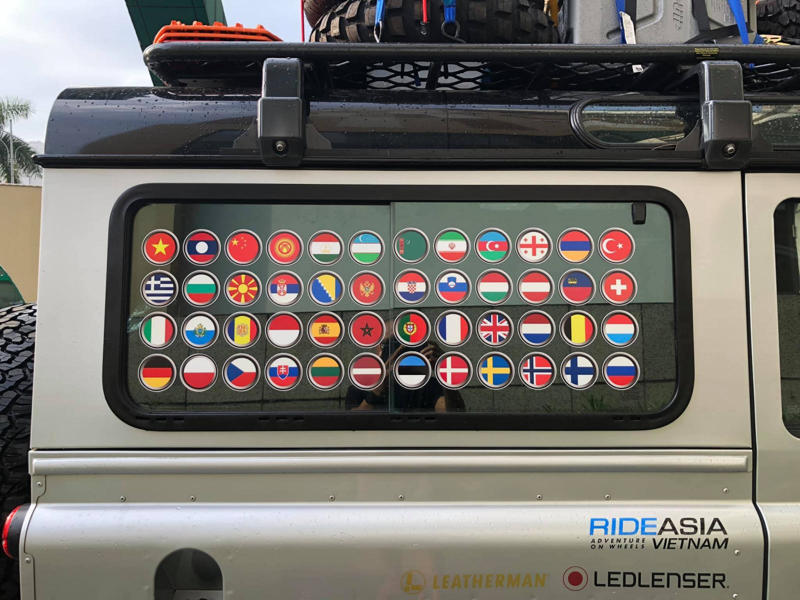 Cờ của các nước mà đoàn xe dự kiến sẽ đặt chân tới trong chuyến đi dài 6 tháng