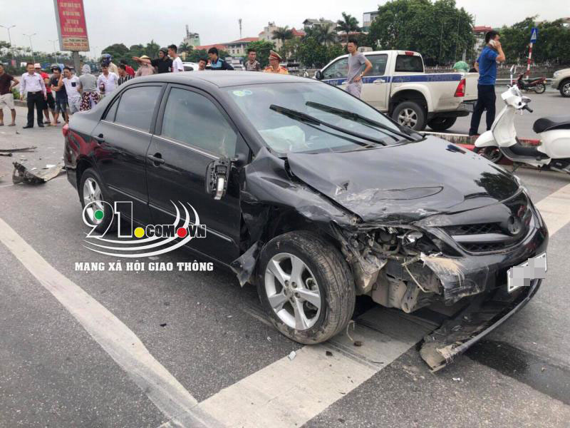 Chiếc Toyota Corolla Altis bị hỏng nặng sau vụ tai nạn liên hoàn Chiếc Toyota Corolla Altis bị hỏng nặng sau vụ tai nạn liên hoàn