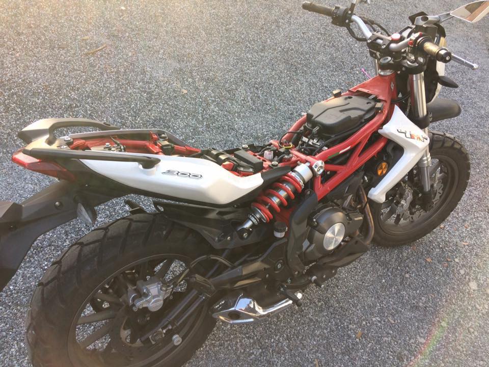 Chiếc xe được tháo bỏ toàn bộ dàn vỏ nhựa nguyên bản trên xe như bình xăng, cánh gió, ốp hông hay toàn bộ dè trước sau của chiếc xe chỉ giữ lại bộ khung nguyên bản.