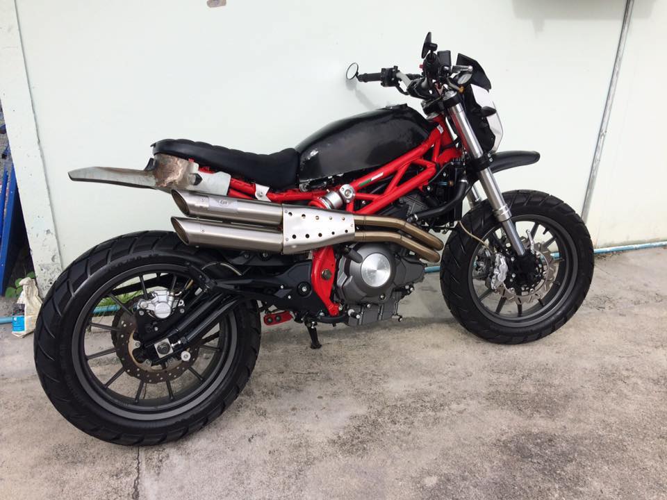 Sau đó, một số chi tiết được đưa lên chiếc xe để ướm thử phục vụ cho quá trình đo đạc, thiết kế mới.