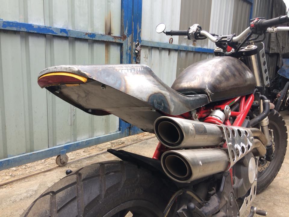 Được trang bị cho cặp pô vắt dạng Scrambler, chiếc xe trông mạnh mẽ và đa dụng hơn hẳn so với trước đây. Kết hợp với nó, phần đuôi xe cũng được thiết kế đậm chất Flat Track với yên solo và gù sau vuốt cao.