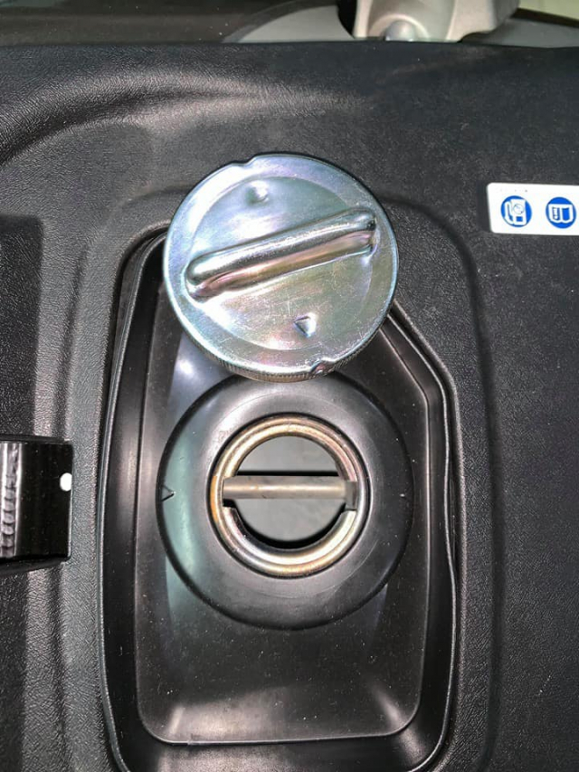 Chưa từng được đổ xăng tại Việt Nam, chiếc xe vẫn còn nguyên độ mới dù đã 6 năm trôi qua Chưa từng được đổ xăng tại Việt Nam, chiếc xe vẫn còn nguyên độ mới dù đã 6 năm trôi qua