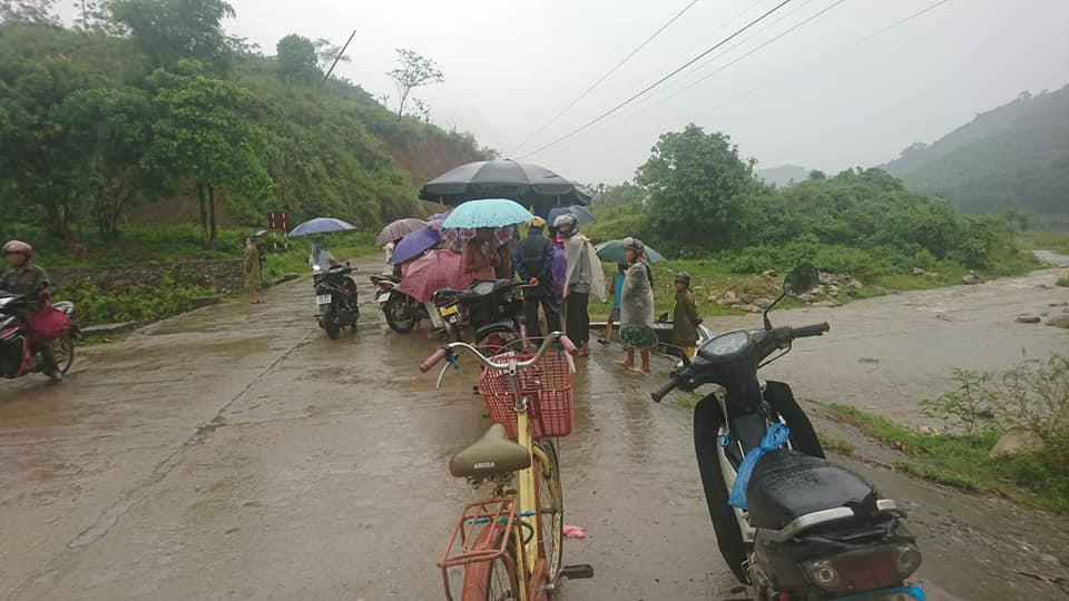 Rất đông người dân theo dõi vụ tai nạn của xe bán tải Ford Ranger tại Lào Cai Rất đông người dân theo dõi vụ tai nạn của xe bán tải Ford Ranger tại Lào Cai