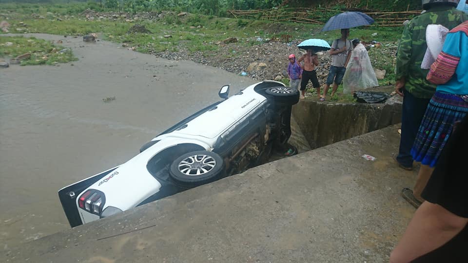 Ford Ranger màu trắng lật nghiêng khi rơi xuống suối Ford Ranger màu trắng lật nghiêng khi rơi xuống suối