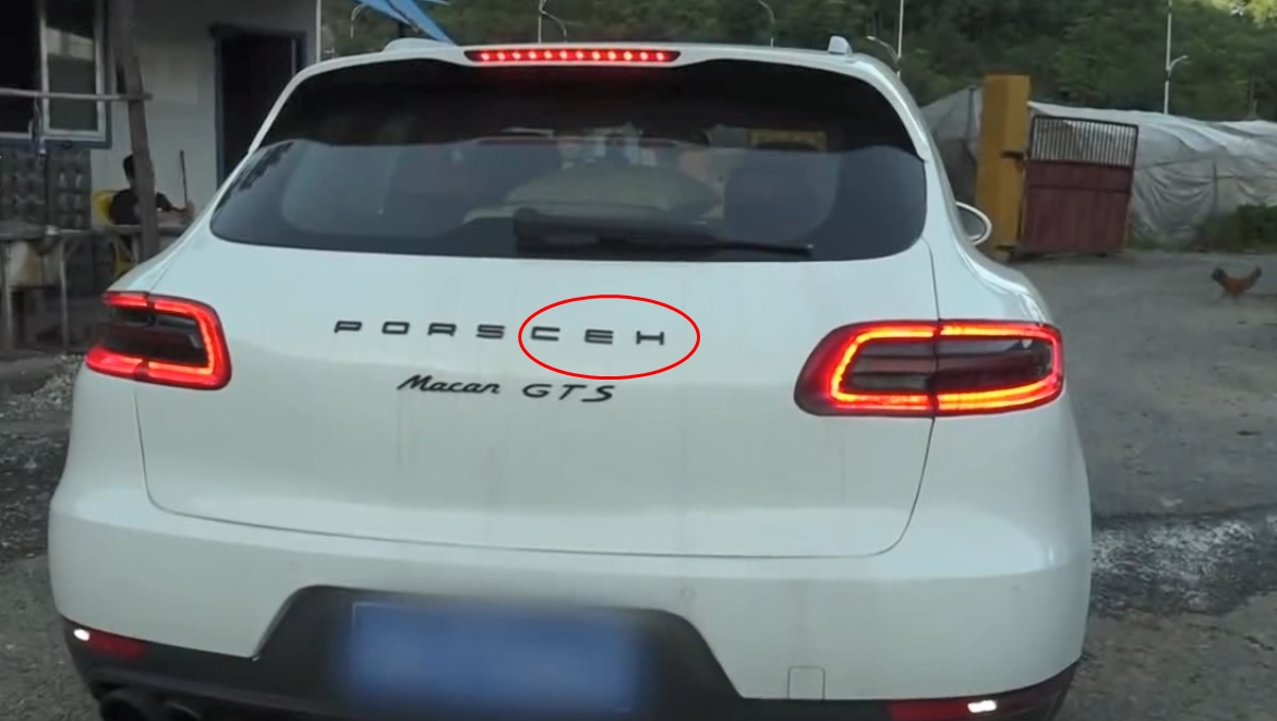 Dòng chữ Porsceh được ghép sai