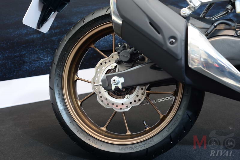 Vành trước và sau của chiếc xe đều được sơn mới màu vàng đồng nổi bật