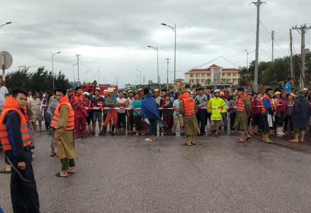 Rất đông người tập trung quanh khu vực sụt lún để theo dõi quá trình cứu hộ