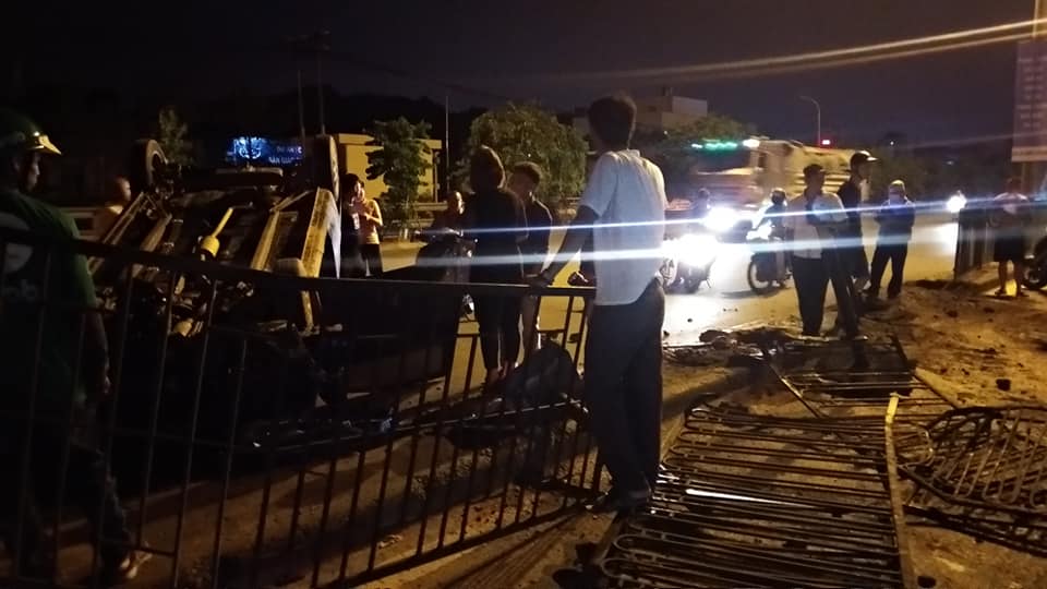 Vụ tai nạn khiến nhiều người tò mò, tập trung quanh khu vực chiếc xe bị lật ngửa Vụ tai nạn khiến nhiều người tò mò, tập trung quanh khu vực chiếc xe bị lật ngửa