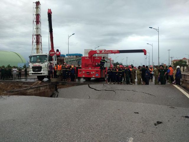 Lực lượng cứu hộ có mặt tại hiện trường