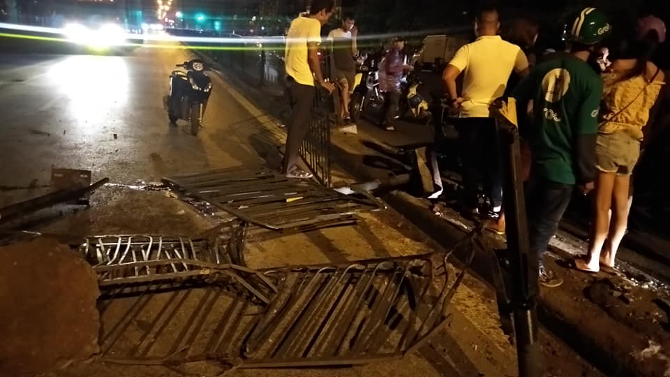 Rào chắn trên dải phân cách bị hất tung Rào chắn trên dải phân cách bị hất tung