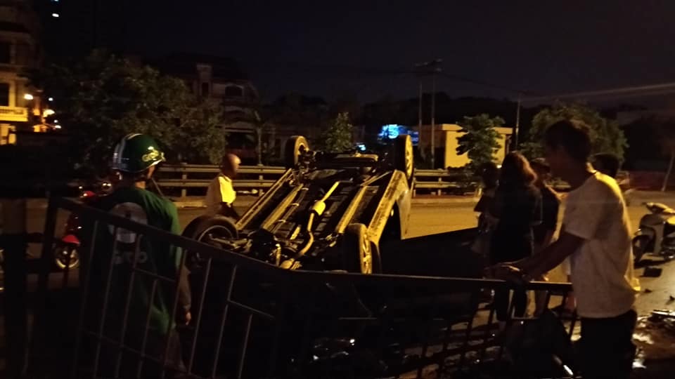 Chiếc xe ô tô con lật ngửa tại đường Giải Phóng - Hà Nội do phụ nữ cầm lái (Ảnh: Facebook) Chiếc xe ô tô con lật ngửa tại đường Giải Phóng - Hà Nội do phụ nữ cầm lái (Ảnh: Facebook)
