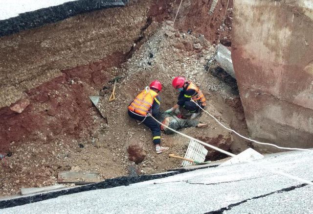 Hố tử thần bất ngờ xuất hiện do sụt lún khiến 5 người thương vong