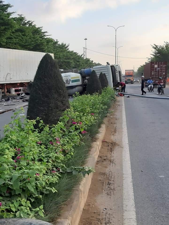 Xe bồn lật nghiêng và nằm chắn ngang đường sau tai nạn với xe container