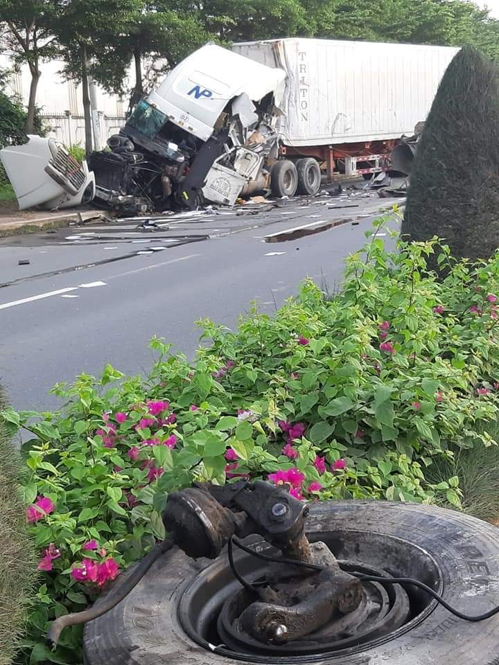 Một bánh xe gãy trục và nằm cách hiện trường vụ tai nạn hơn 10m