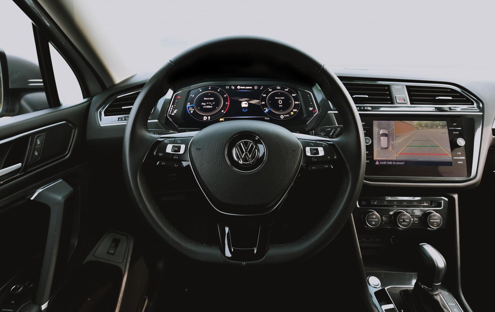 Điểm mới về trang bị trên phiên bản Luxury là đồng hồ kỹ thuật số 12,3 inch, hỗ trợ đỗ xe Park Assist và Camera 360 Điểm mới về trang bị trên phiên bản Luxury là đồng hồ kỹ thuật số 12,3 inch, hỗ trợ đỗ xe Park Assist và Camera 360