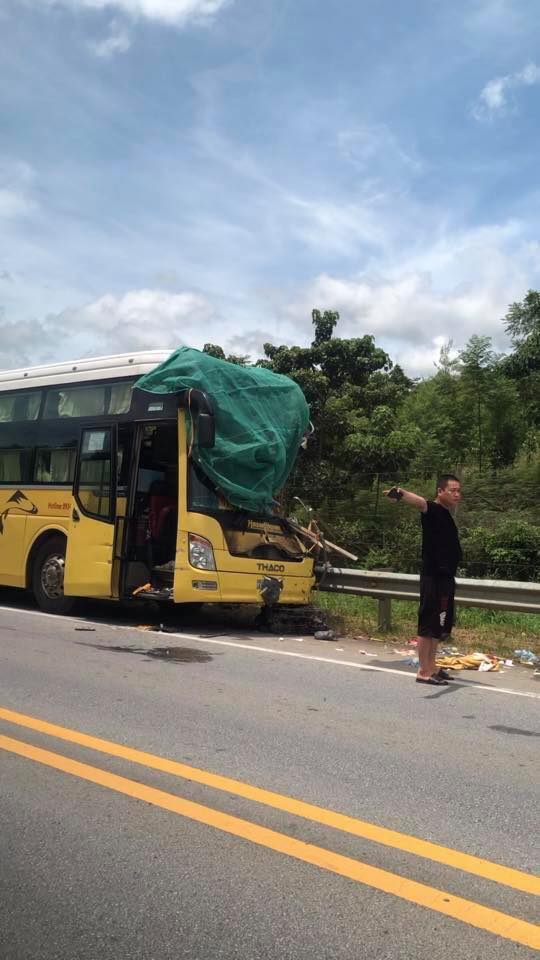 Chiếc xe khách gặp tai nạn tại hiện trường Chiếc xe khách gặp tai nạn tại hiện trường