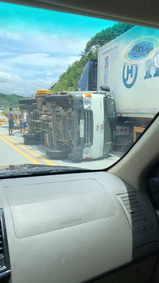 Xe tải chở gia cầm lật ngang, đâm vào sườn xe container đi theo chiều ngược lại Xe tải chở gia cầm lật ngang, đâm vào sườn xe container đi theo chiều ngược lại