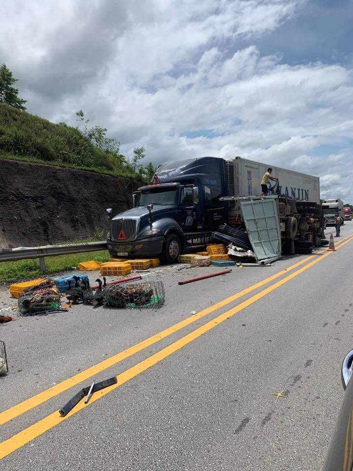 Hiện trường vụ tai nạn liên hoàn trên cao tốc Nội Bài - Lào Cai (Ảnh: Facebook) Hiện trường vụ tai nạn liên hoàn trên cao tốc Nội Bài - Lào Cai (Ảnh: Facebook)