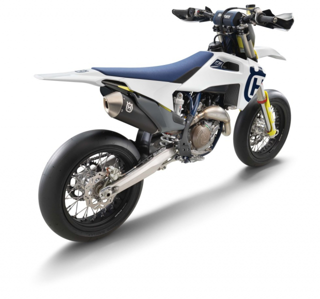 Husqvarna FS450 2020 được trang bị sẵn một bộ cổ pô dạng Mega Bomb